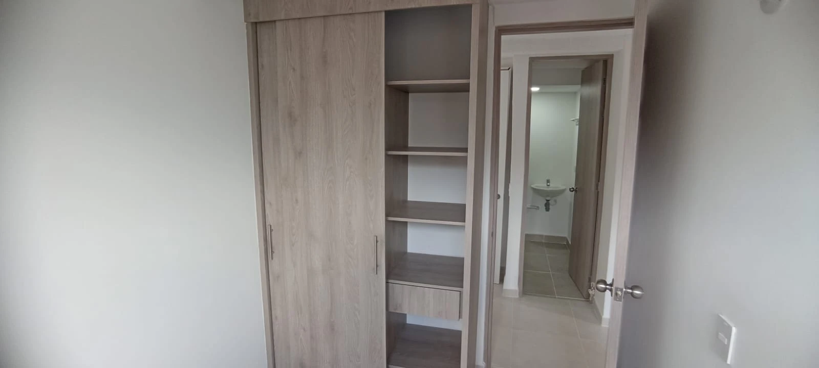 se arrienda apartamento en colinas de bucaros