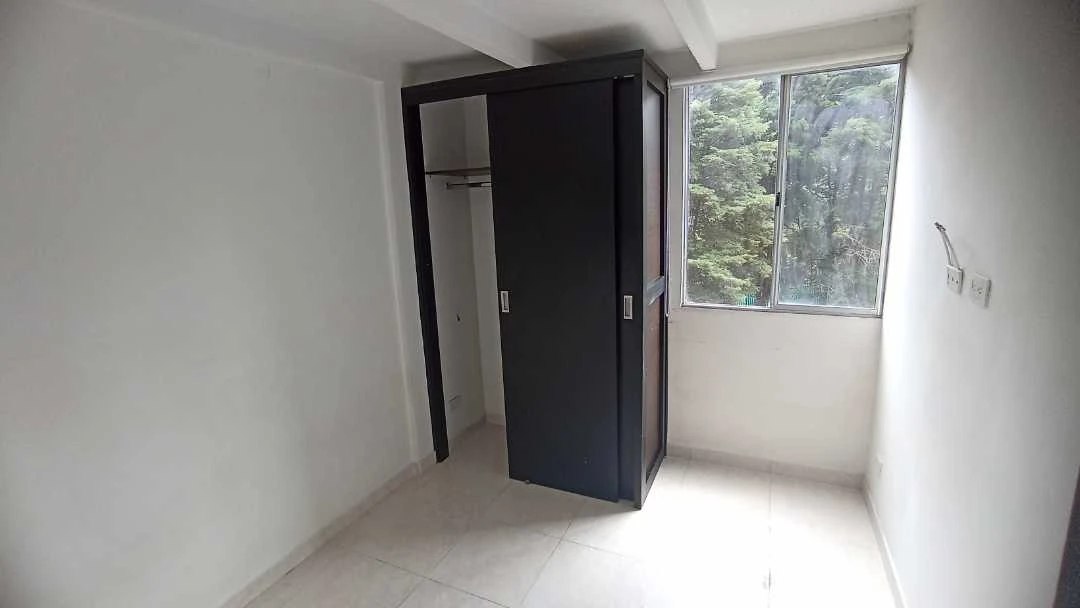 Se arrienda apto en la unidad puerta madera via machado