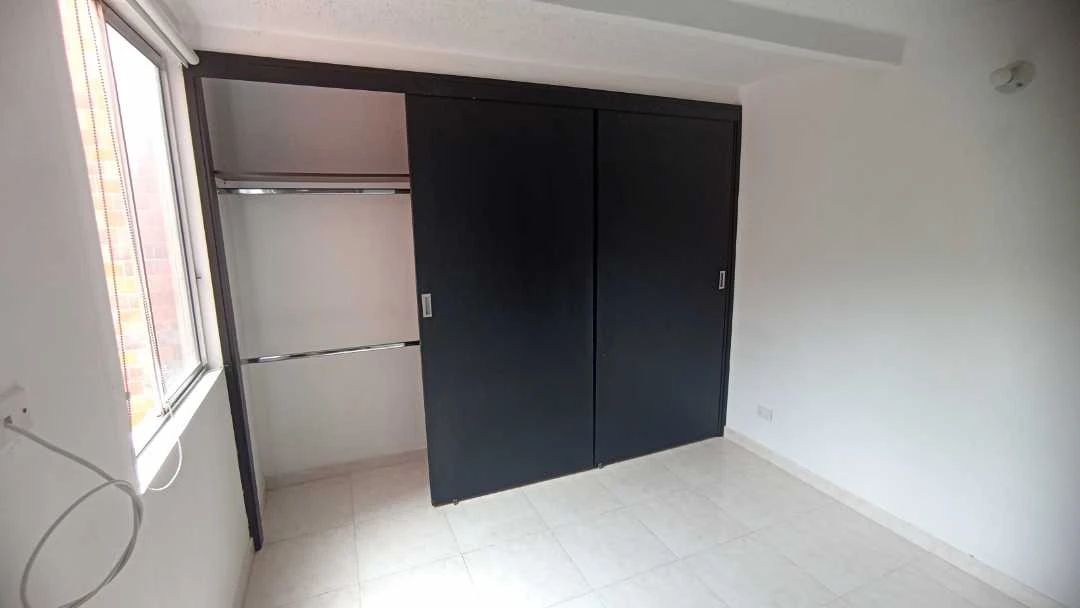 Se arrienda apto en la unidad puerta madera via machado