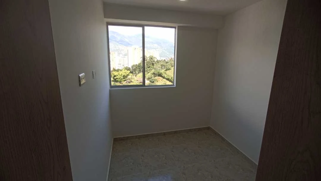 Se arrienda apto en sector madera