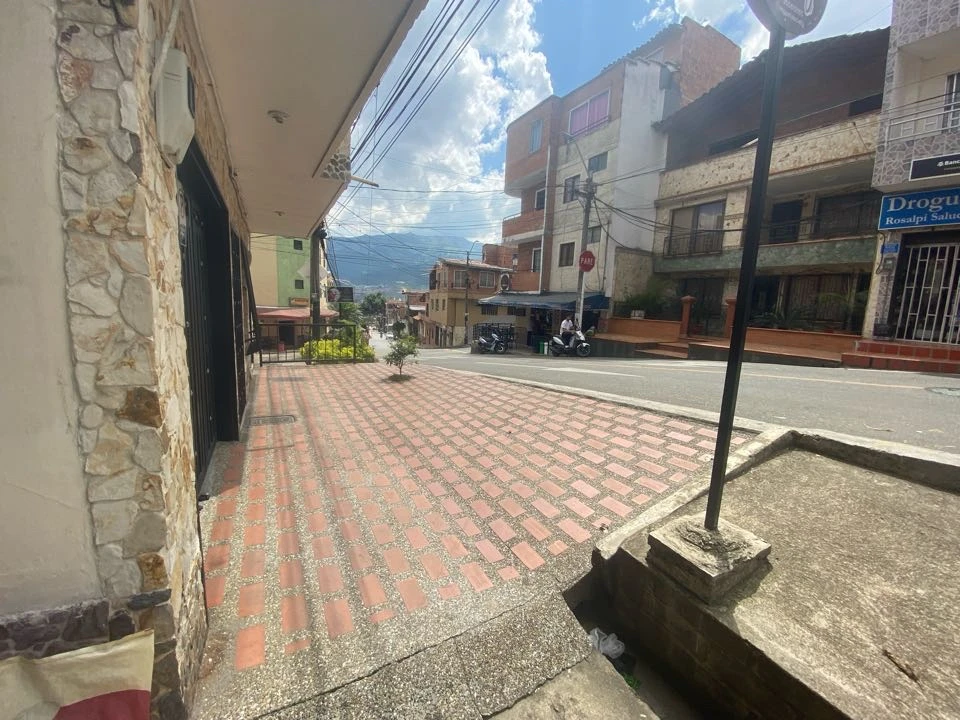 Local en arriendo diagonal Hospital Rosalpi