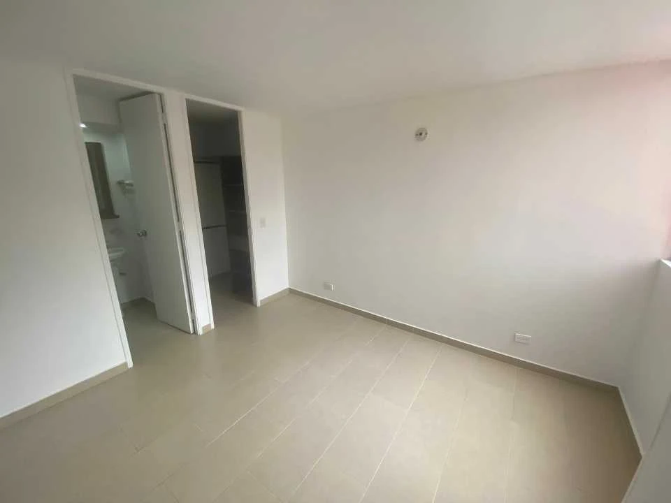 Apartamento en arriendo cerca a la estación madera