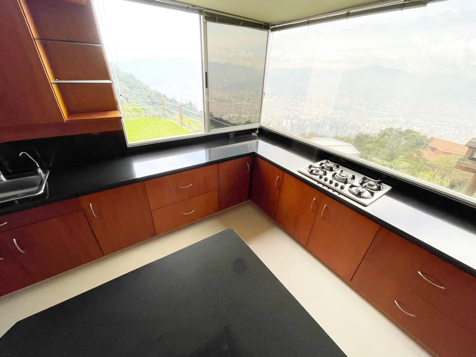 CASA EN ARRIENDO VIA  LAS PALMAS 