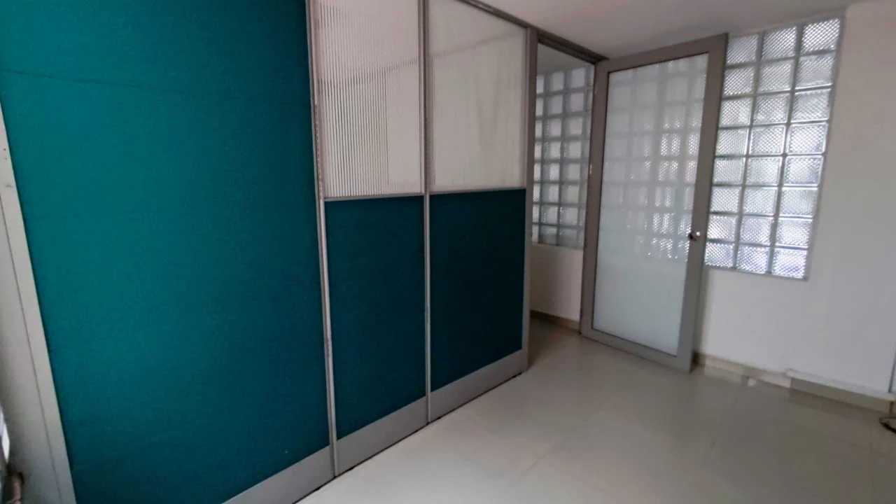 Oficina en arriendo mall comercial cerca al parque del poblado