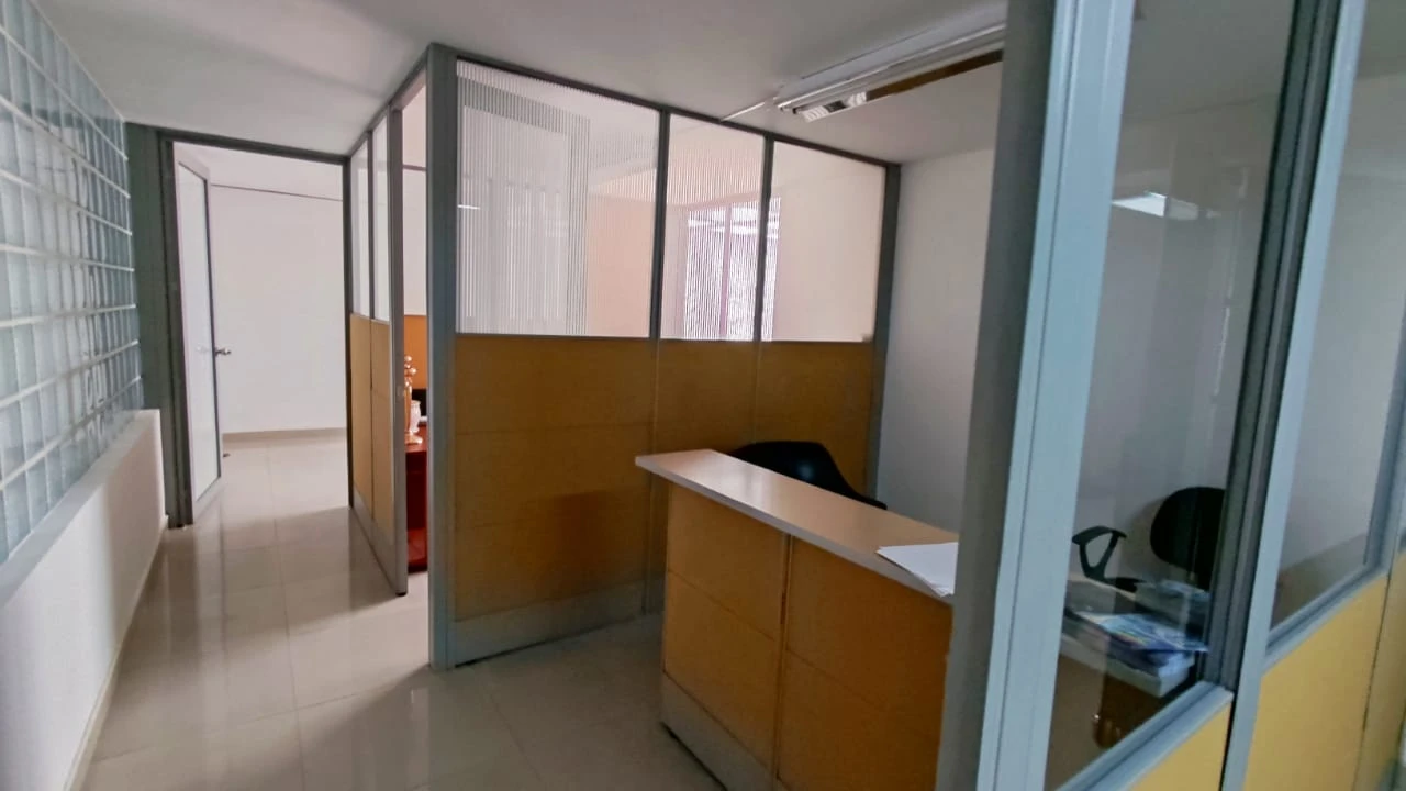 Oficina en arriendo mall comercial cerca al parque del poblado
