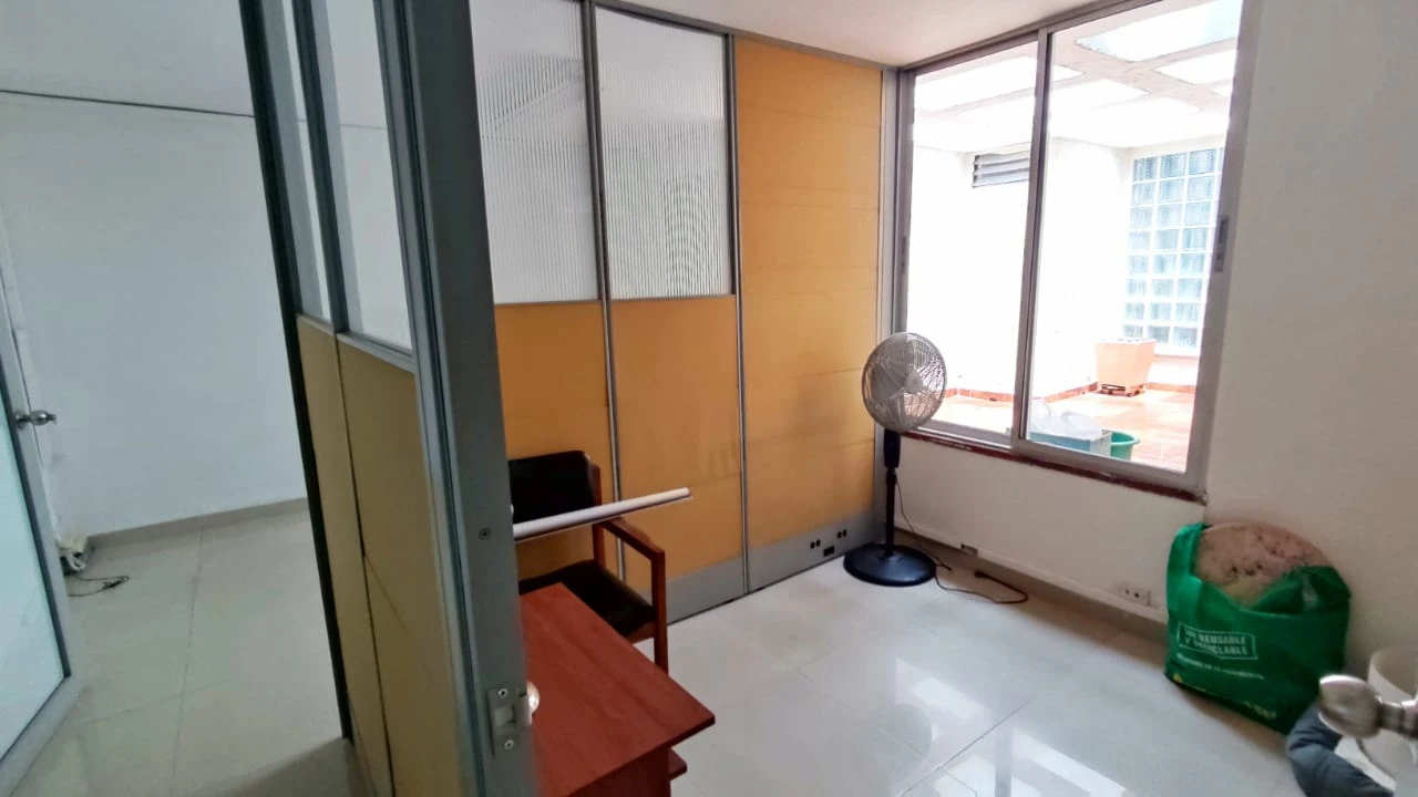 Oficina en arriendo mall comercial cerca al parque del poblado
