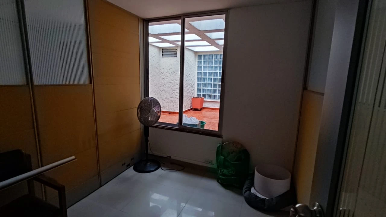 Oficina en arriendo mall comercial cerca al parque del poblado