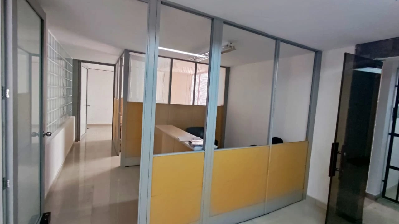 Oficina en arriendo mall comercial cerca al parque del poblado