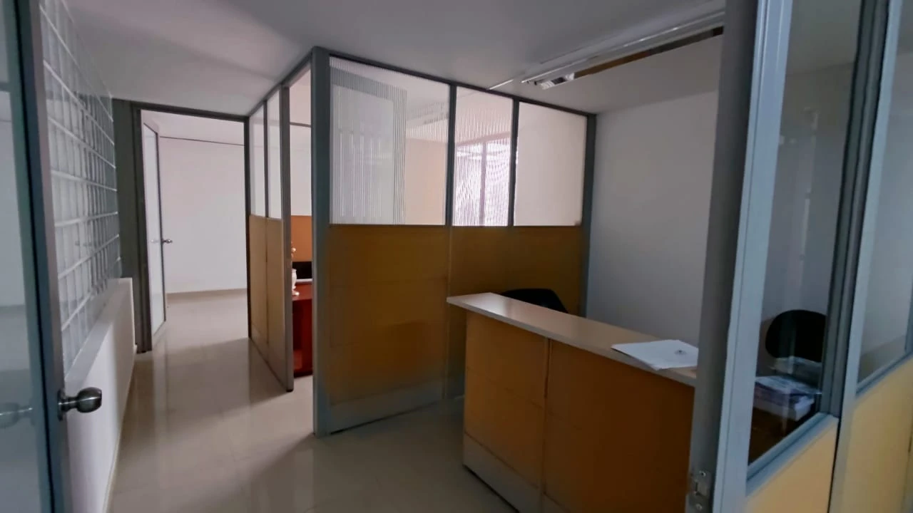 Oficina en arriendo mall comercial cerca al parque del poblado