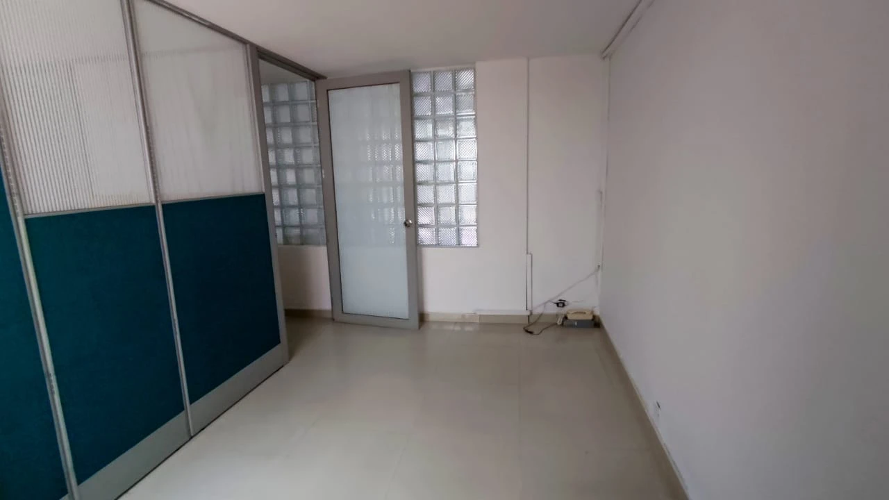 Oficina en arriendo mall comercial cerca al parque del poblado
