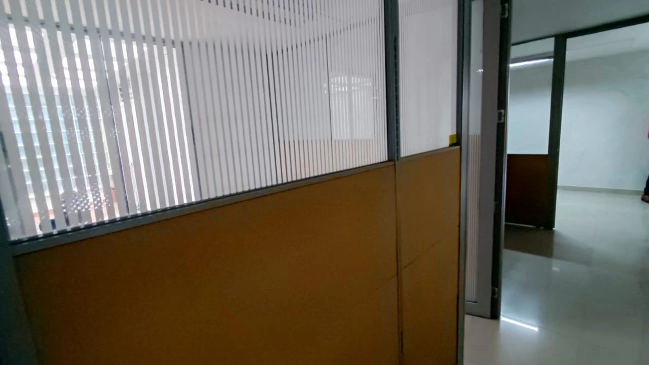 Oficina en arriendo mall comercial cerca al parque del poblado