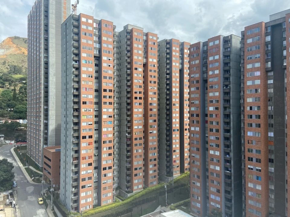 Apartamento en arriendo cerca a la estación madera