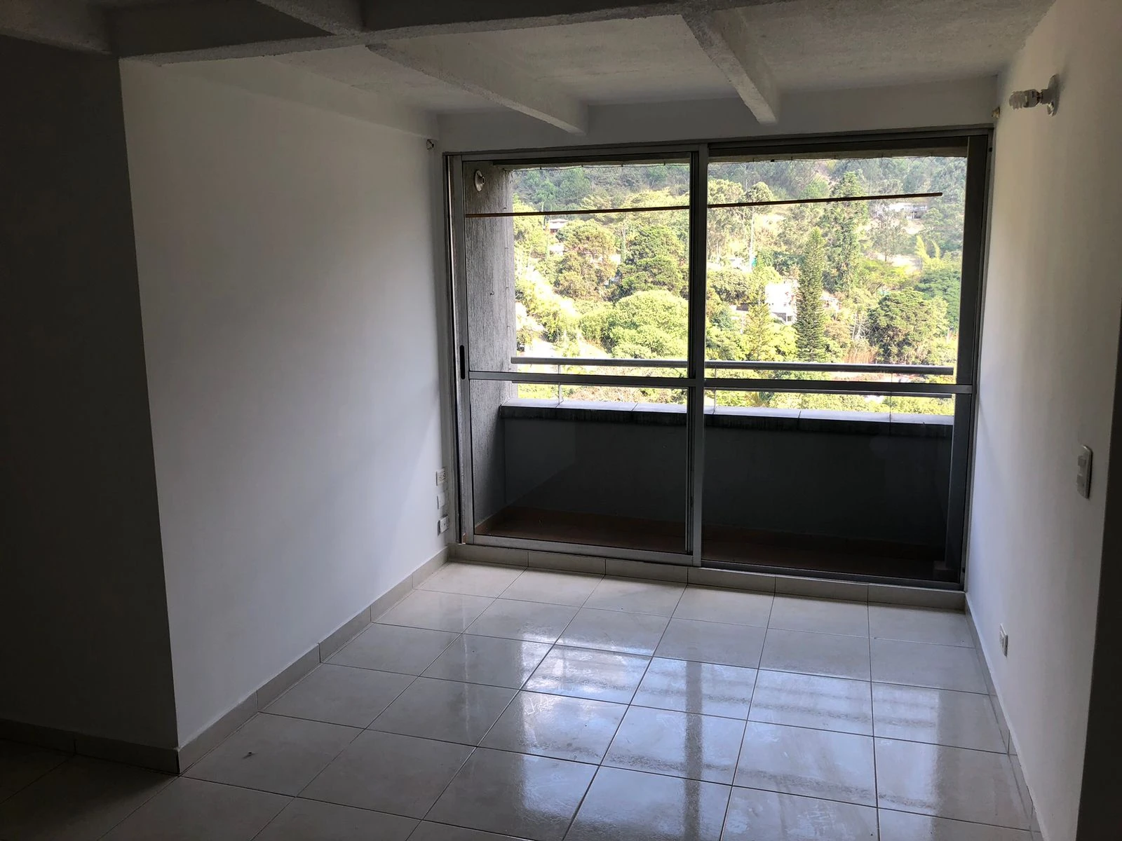 se arrienda apartamento en sector madera 