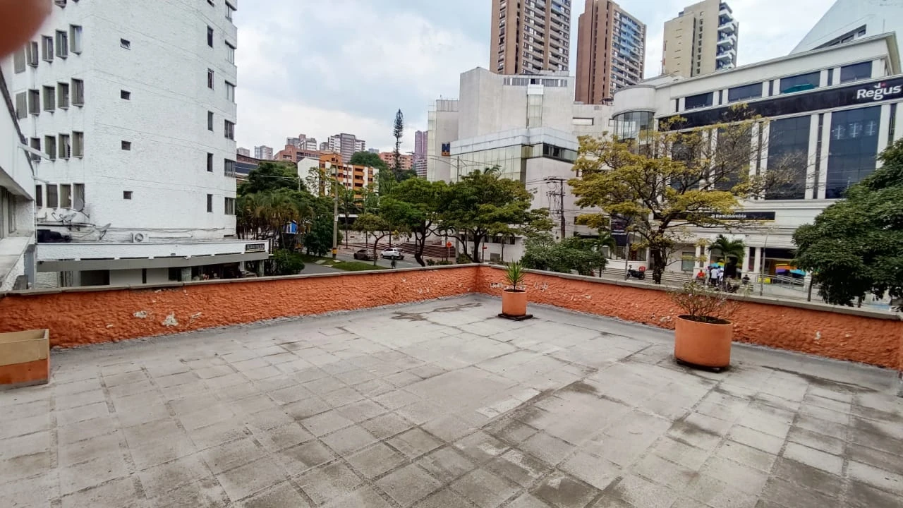 Oficinas en arriendo mall comercial cerca al parque del poblado