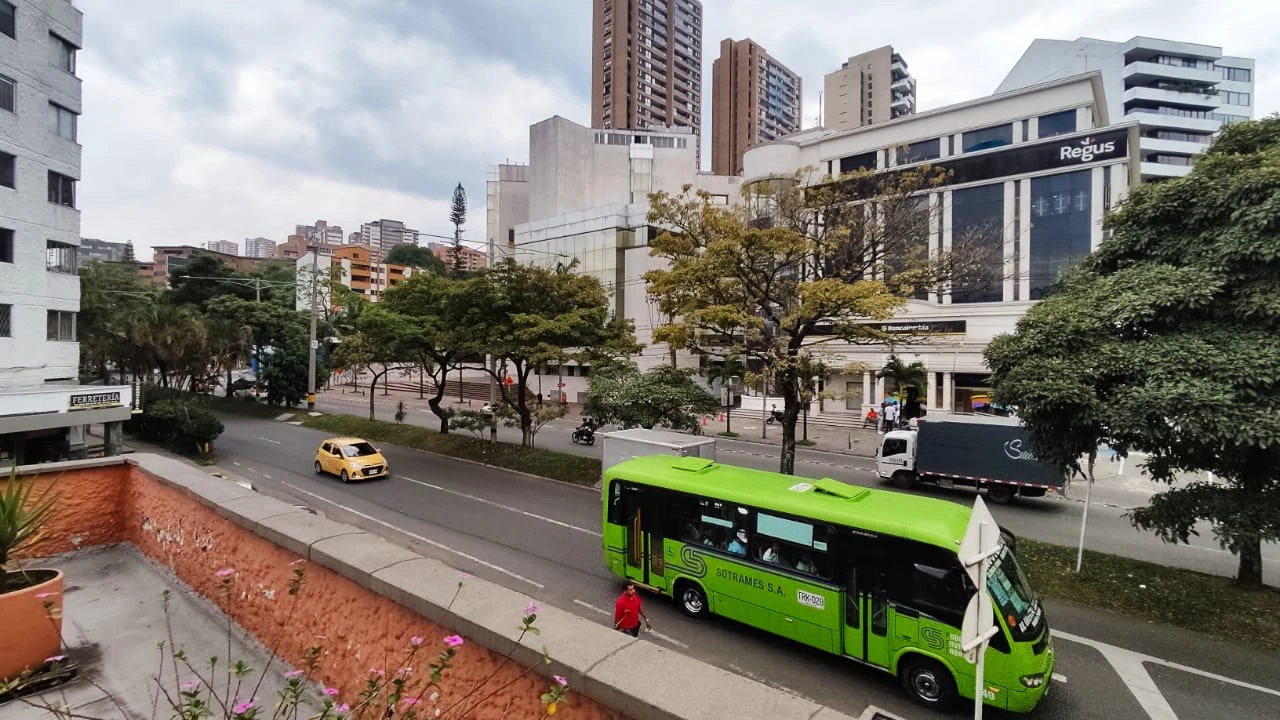 Oficinas en arriendo mall comercial cerca al parque del poblado