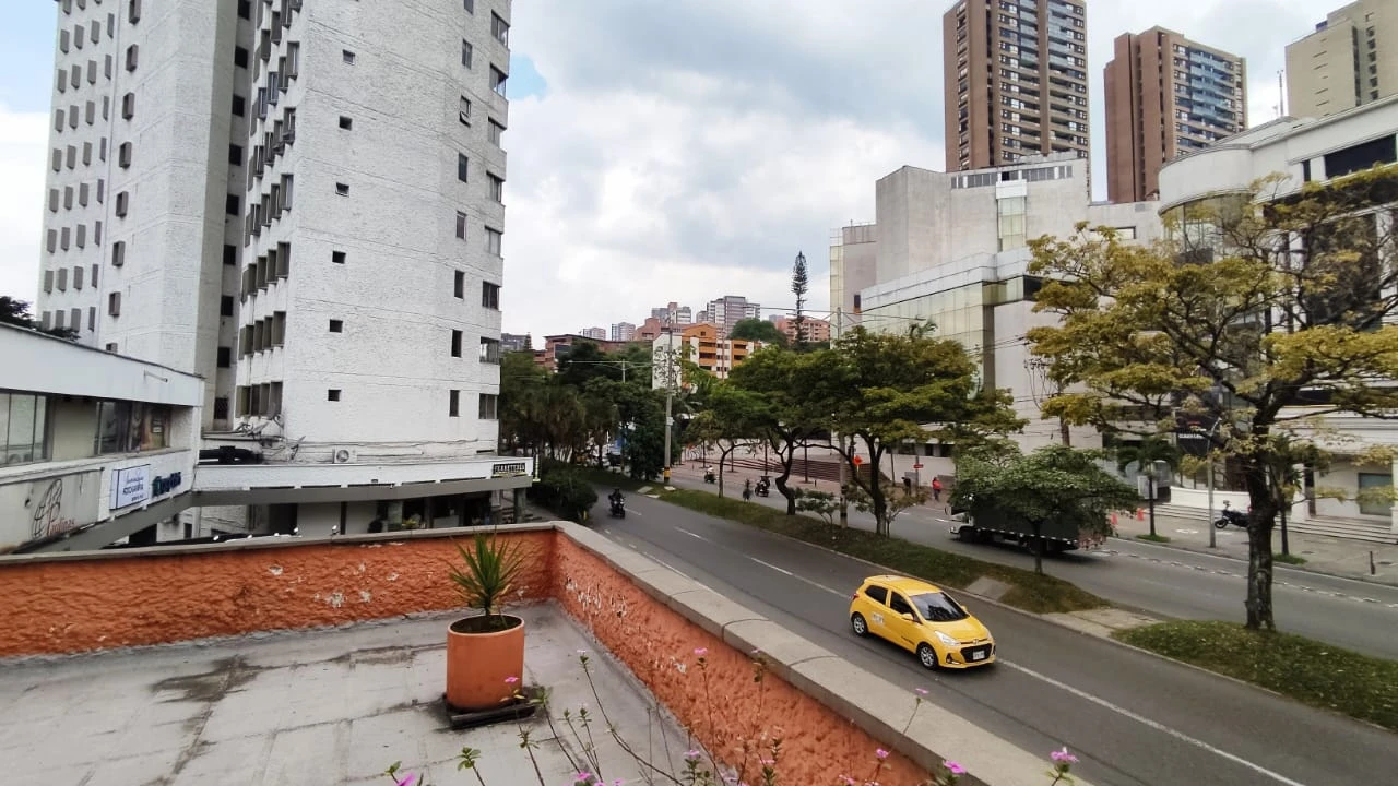Oficinas en arriendo mall comercial cerca al parque del poblado