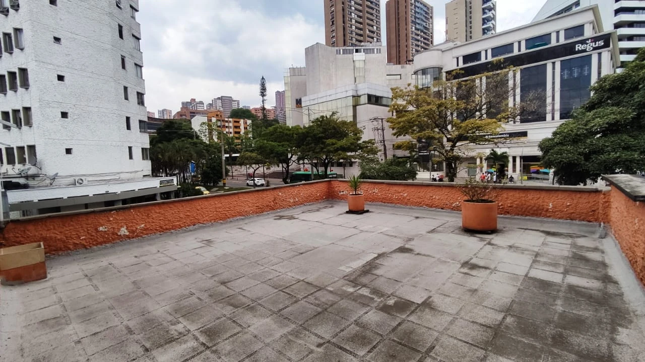 Oficinas en arriendo mall comercial cerca al parque del poblado