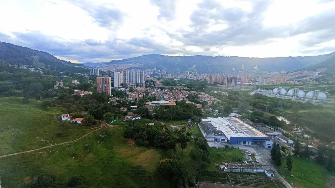 Se arrienda apartamento en sector via machado en unidad cerrada.
