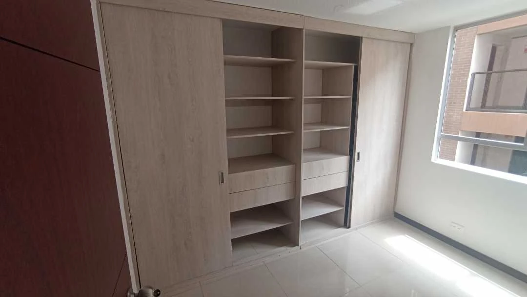 Se arrienda apartamento en sector madera cerca ala estación del metro