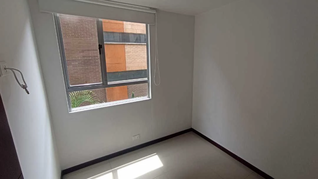 Se arrienda apartamento en sector madera cerca ala estación del metro