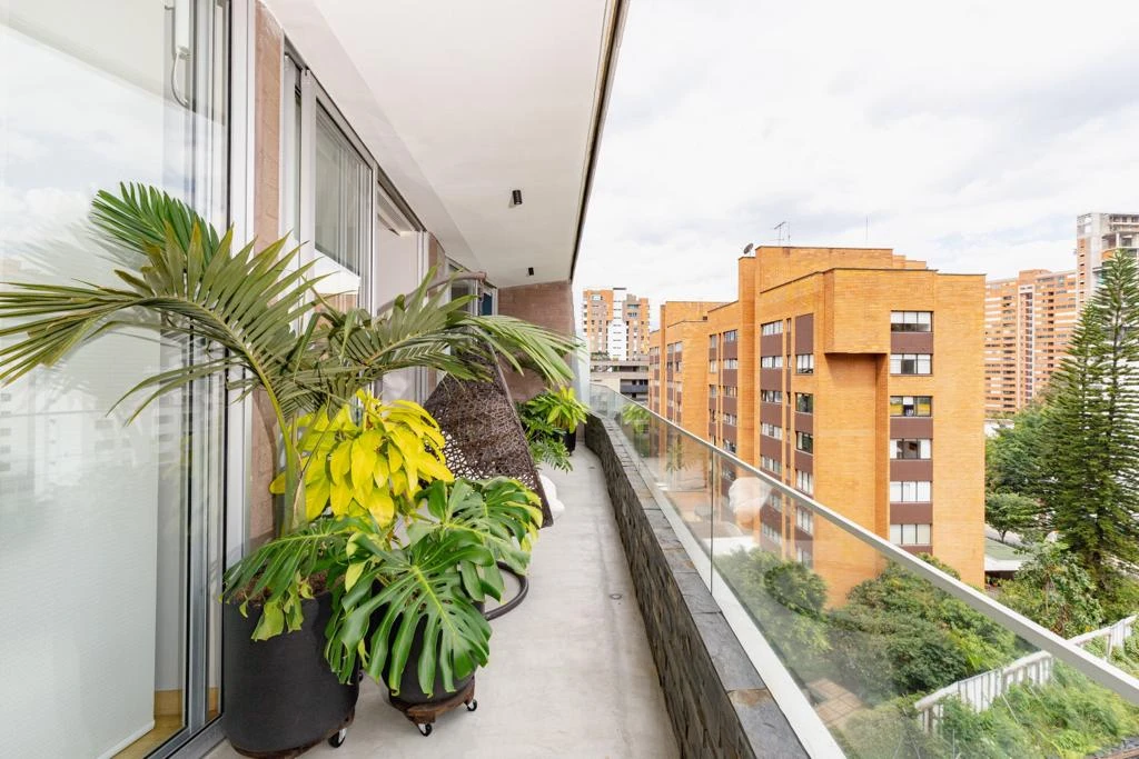 Apartamento amoblado en arriendo sector Loma los Parra