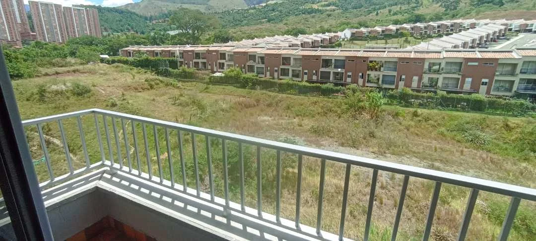 Se arrienda apartamento en sector Navarra unidad poblado niquia