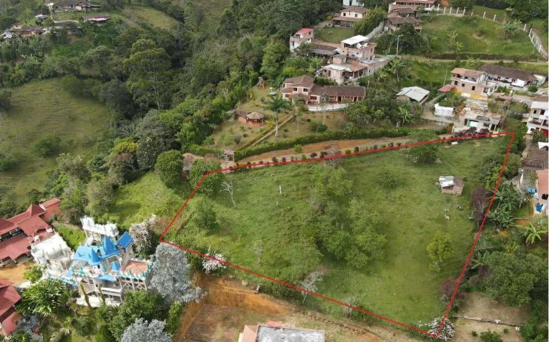 Se vende lote área de 2.600 m2*
- Municipio de Girardota
- Vereda Mang