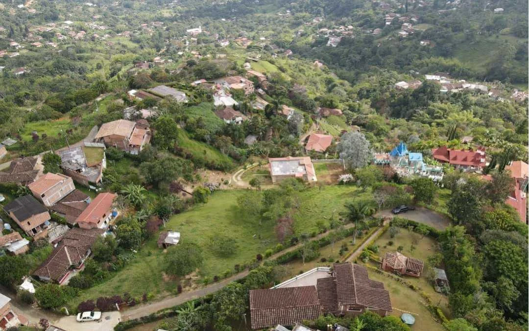 Se vende lote área de 2.600 m2*
- Municipio de Girardota
- Vereda Mang