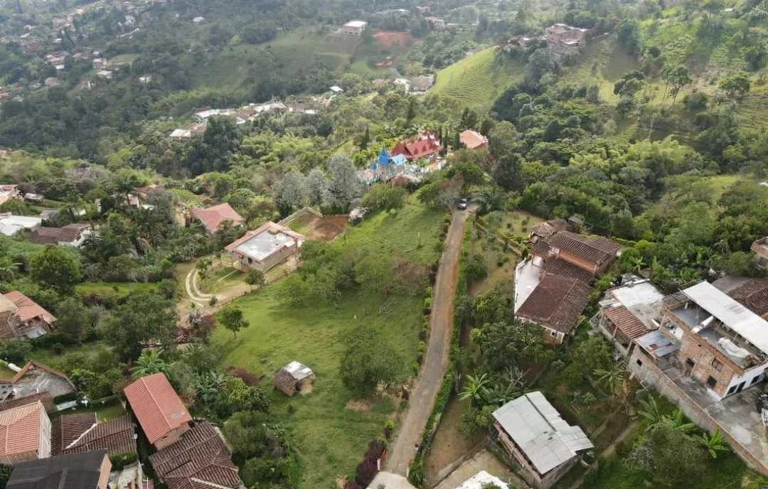 Se vende lote área de 2.600 m2*
- Municipio de Girardota
- Vereda Mang
