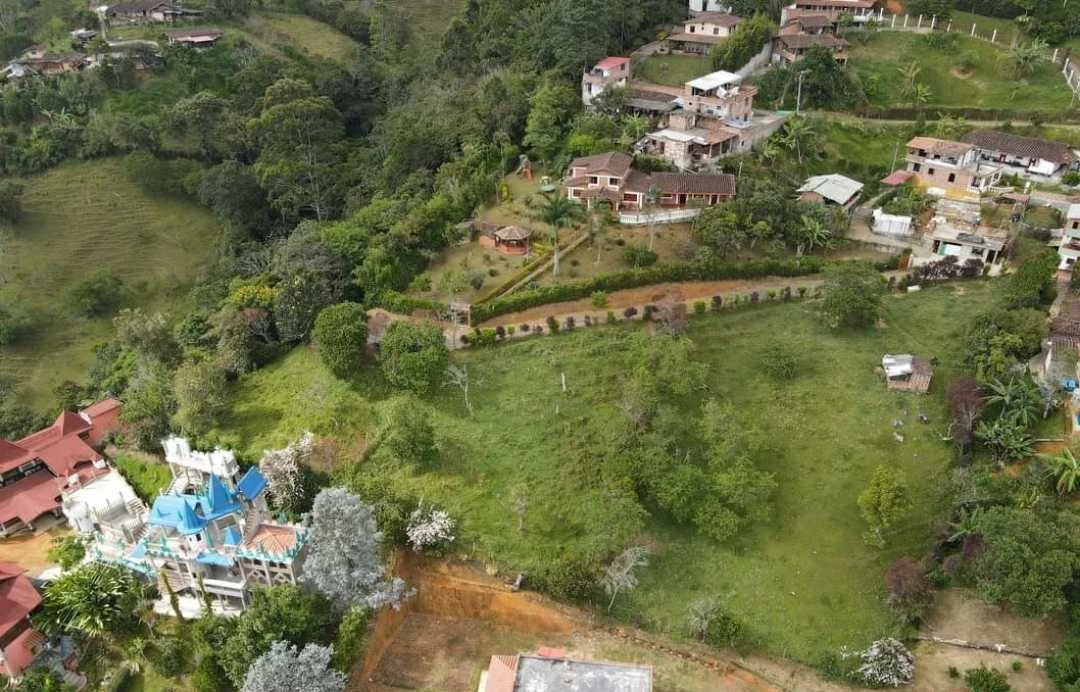 Se vende lote área de 2.600 m2*
- Municipio de Girardota
- Vereda Mang