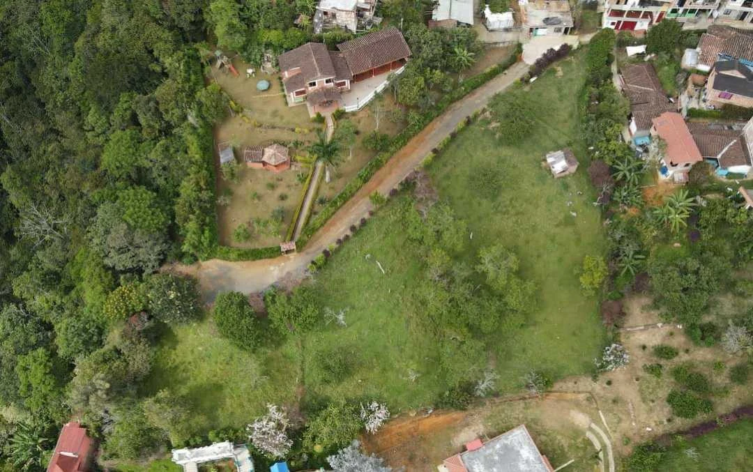 Se vende lote área de 2.600 m2*
- Municipio de Girardota
- Vereda Mang
