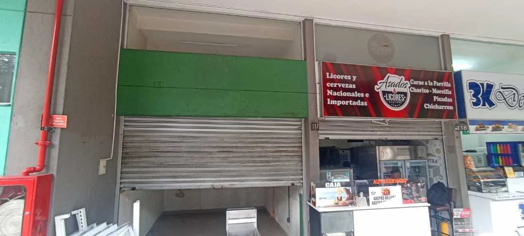 Se Arrienda local en metro mall madera cerca ala estación.