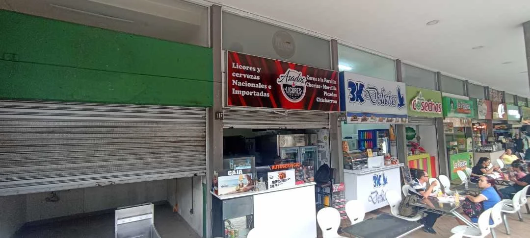 Se Arrienda local en metro mall madera cerca ala estación.