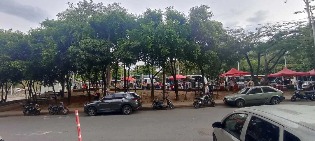 Se Arrienda local en metro mall madera cerca ala estación.
