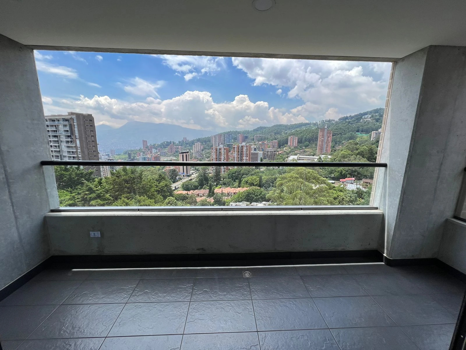 ARRIENDO APARTAMENTO EN EL POBLADO