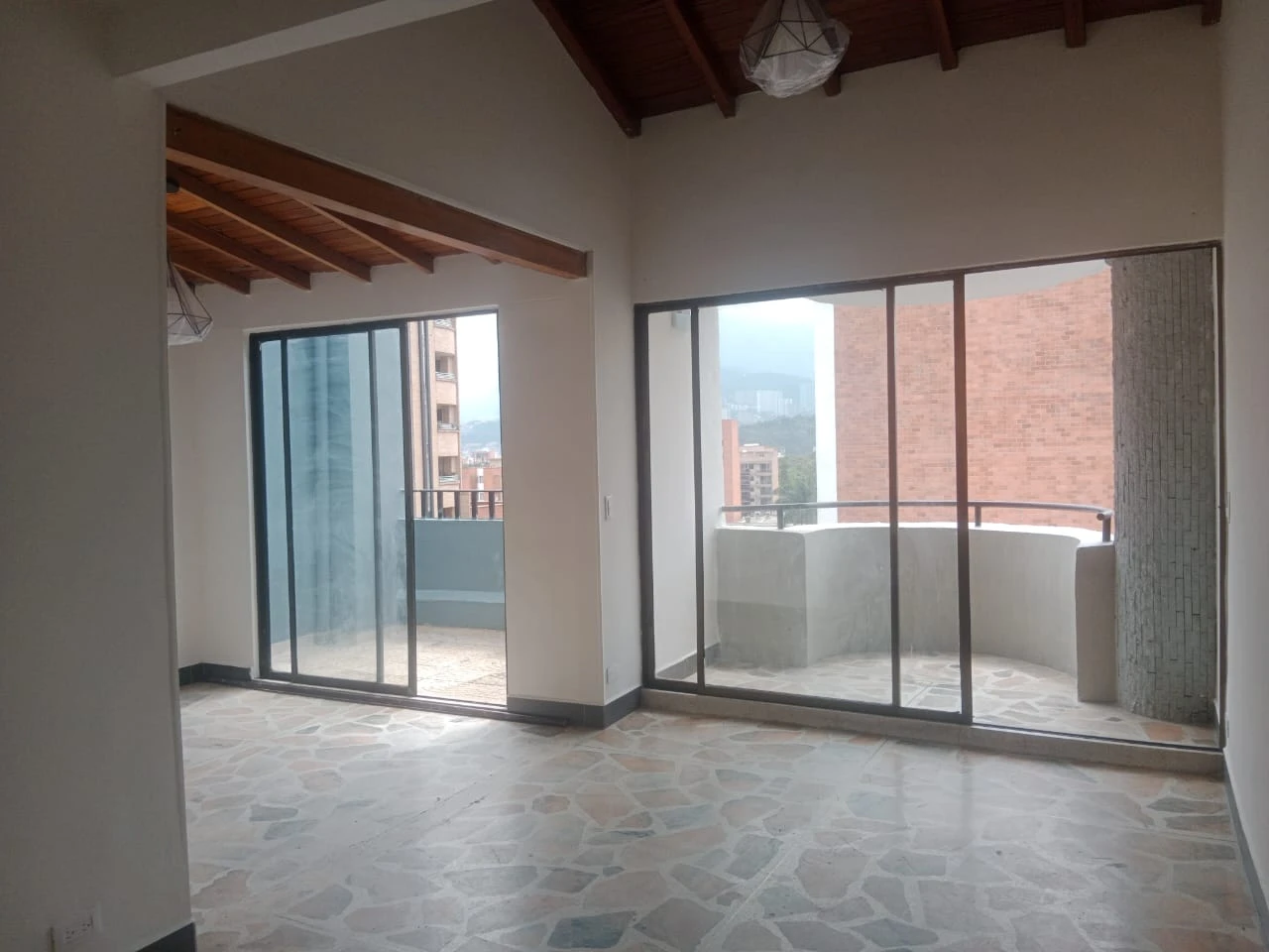 ARRIENDO PENT HOUSE EN LAURELES
