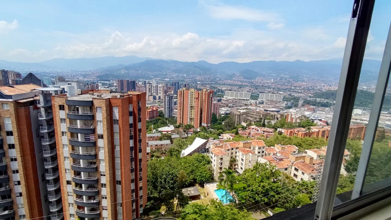 Apartamento  Amoblado en Arriendo sector loma del indio 