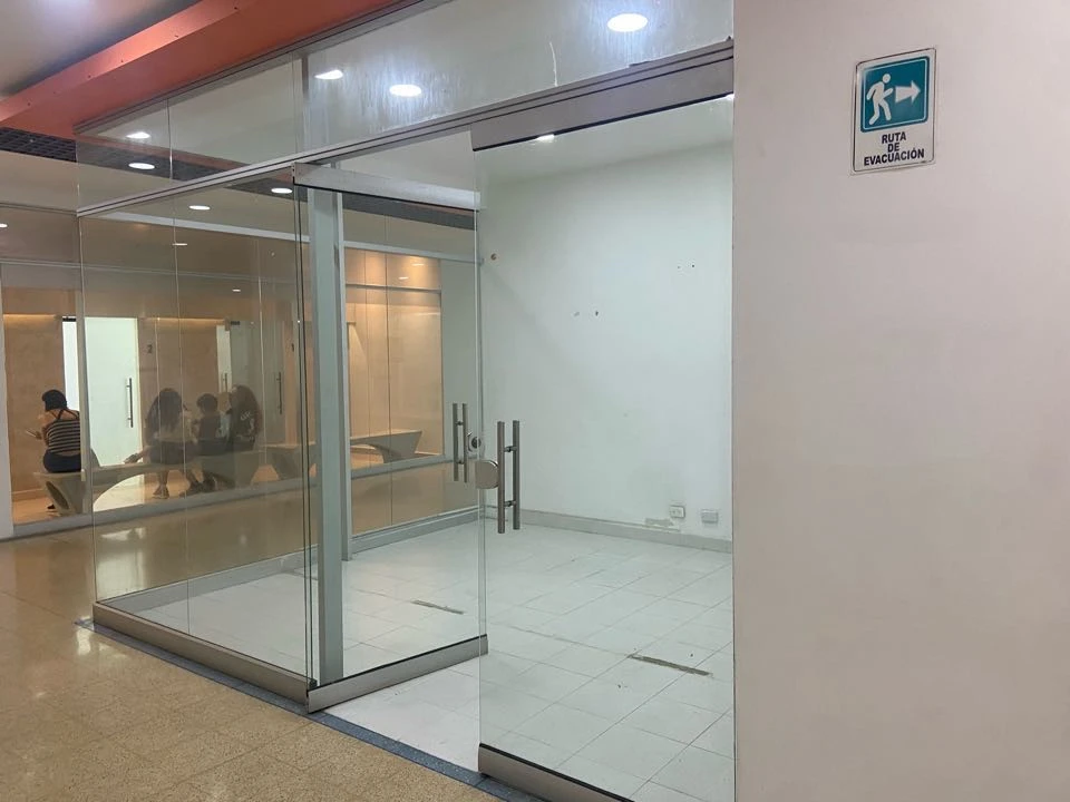 Local en arriendo centro comercial estación Niquia