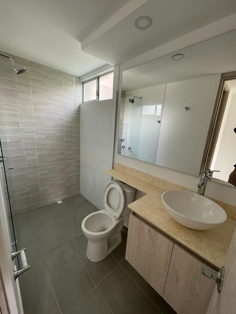 apartamento en arriendo sector mall Suramerica 