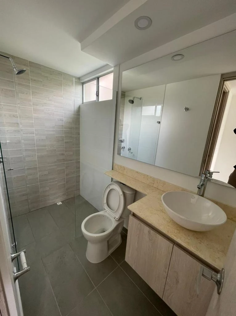 apartamento en arriendo sector mall Suramerica 