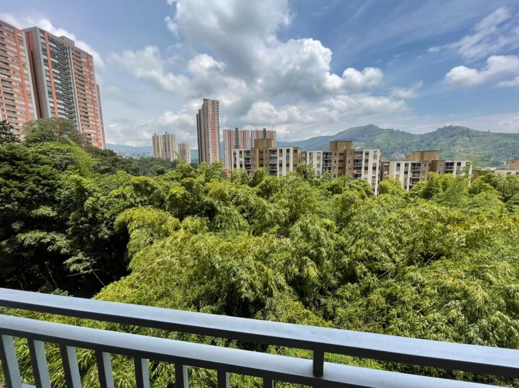 apartamento en arriendo sector mall Suramerica 