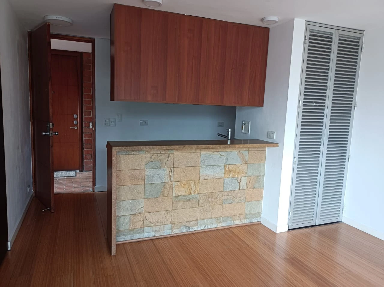 Aparta estudió en Arriendo Transv. Superior Medellín