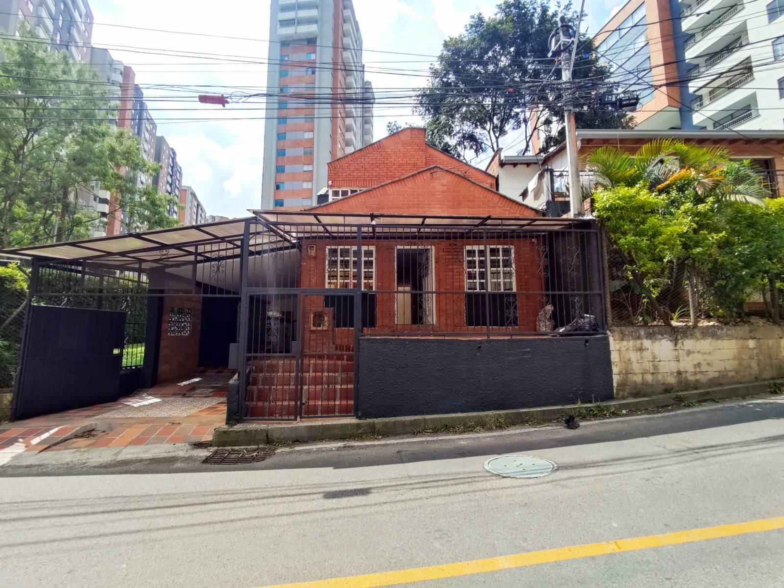 Casa comercial y residencial en Arriendo, sector cumbres envigado