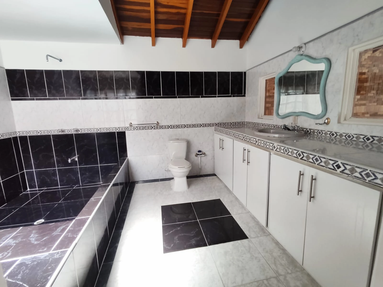 Casa comercial y residencial en Arriendo, sector cumbres envigado