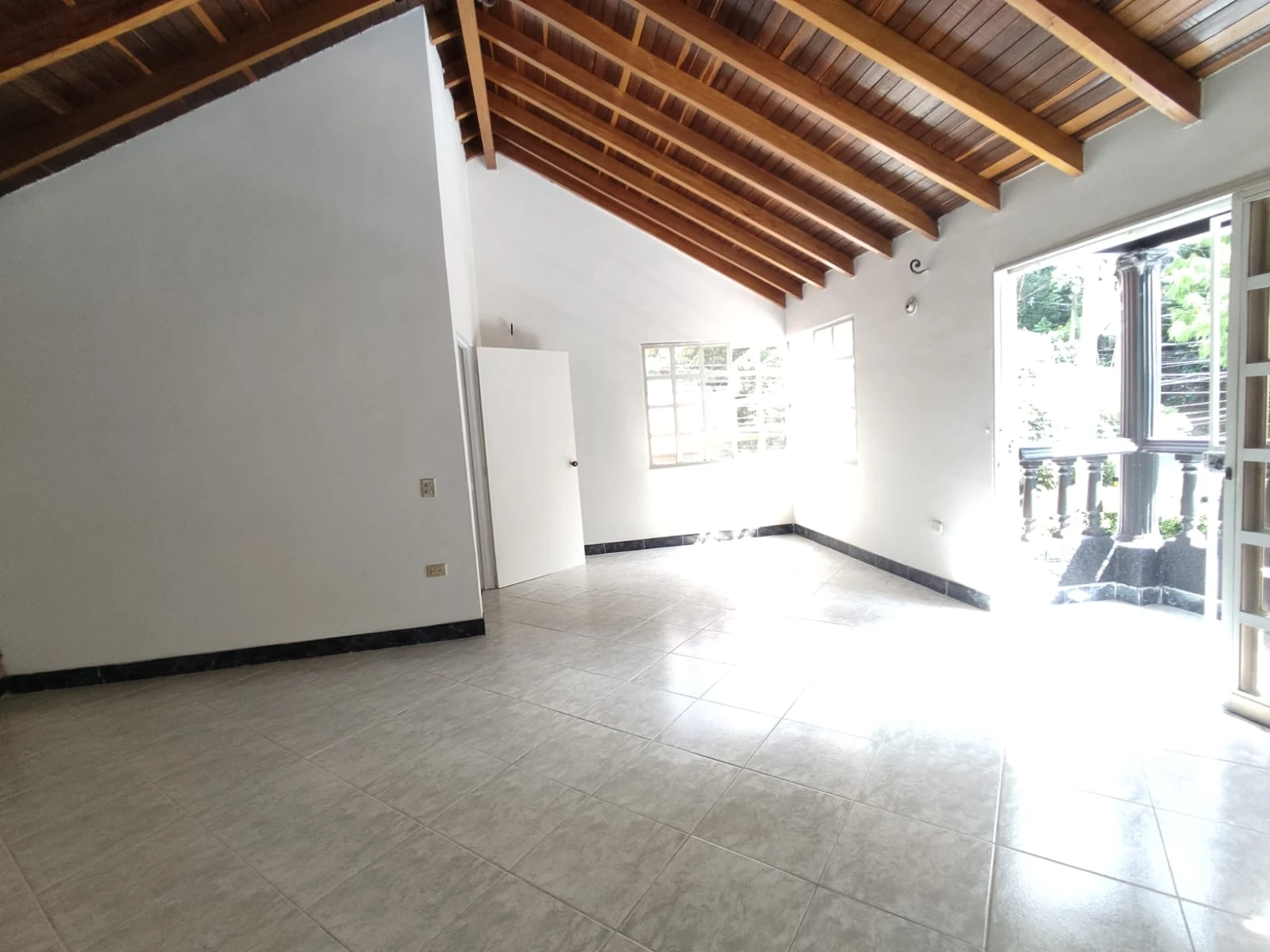Casa comercial y residencial en Arriendo, sector cumbres envigado